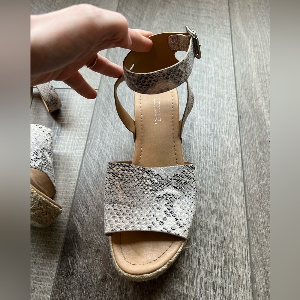 Soda Topic Flatform Sandals in Python Size 8 - Picture 2 of 8